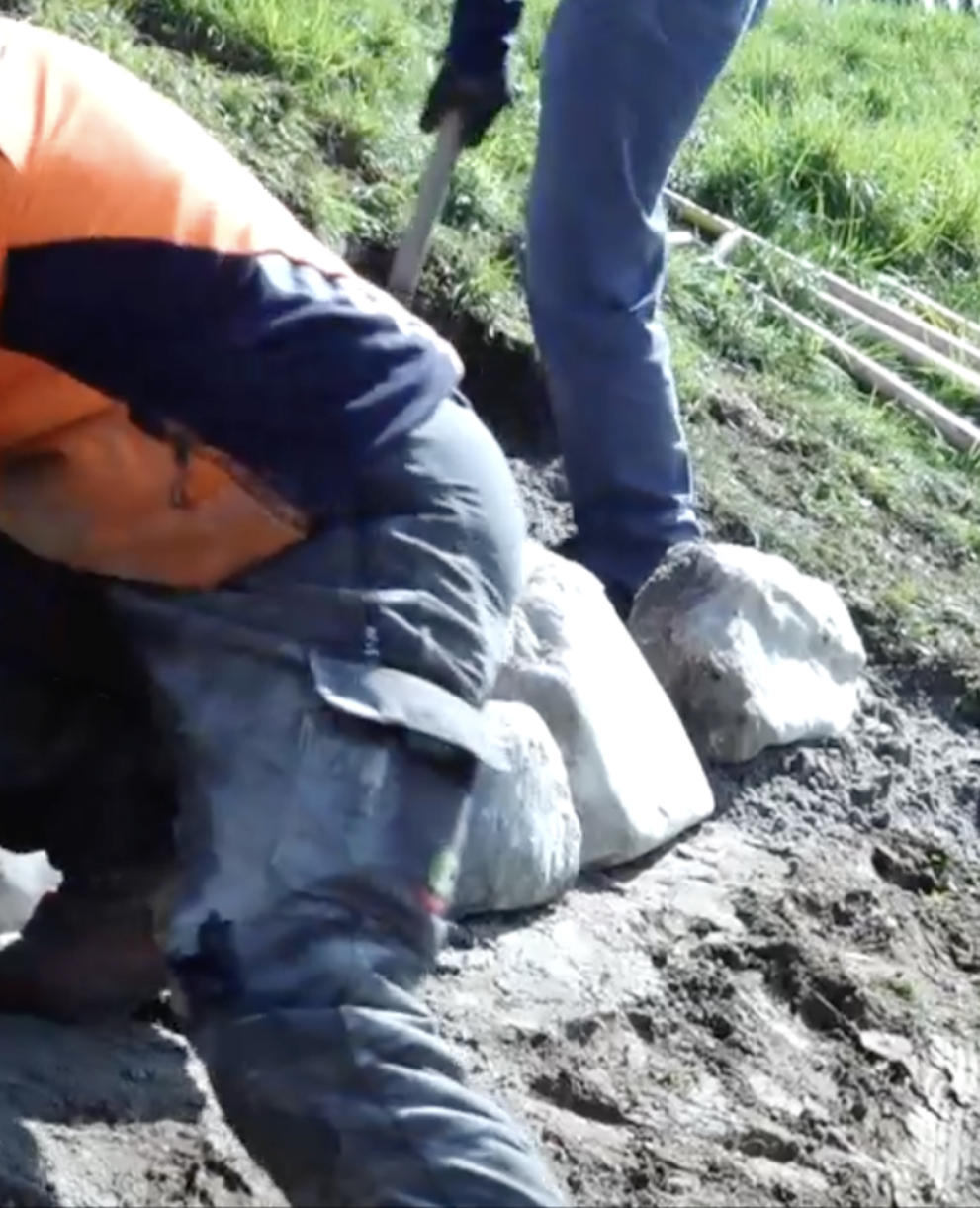 Freiwillige erstellen eine Steinstruktur